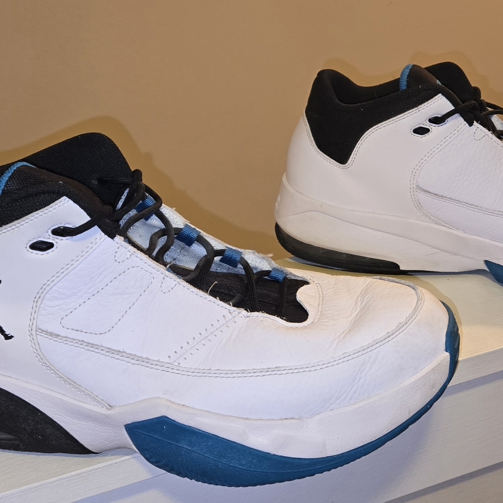 Men's Jordan Max Aura 3 White and Blue Sneakers Size 13